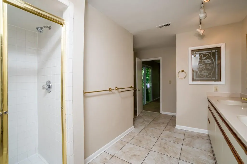 9380 Huntcliff Trace, Sandy Springs, Georgia 30350, 3 Bedrooms Bedrooms, ,2 BathroomsBathrooms,Residential,Sold,9380 Huntcliff Trace,6546883