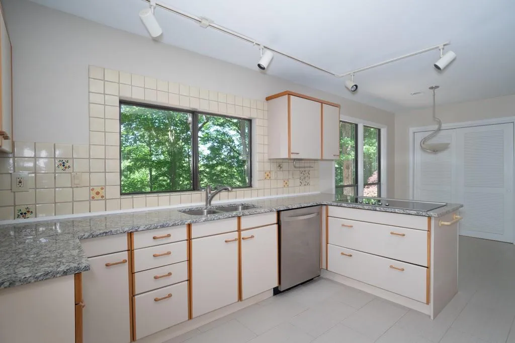 9380 Huntcliff Trace, Sandy Springs, Georgia 30350, 3 Bedrooms Bedrooms, ,2 BathroomsBathrooms,Residential,Sold,9380 Huntcliff Trace,6546883