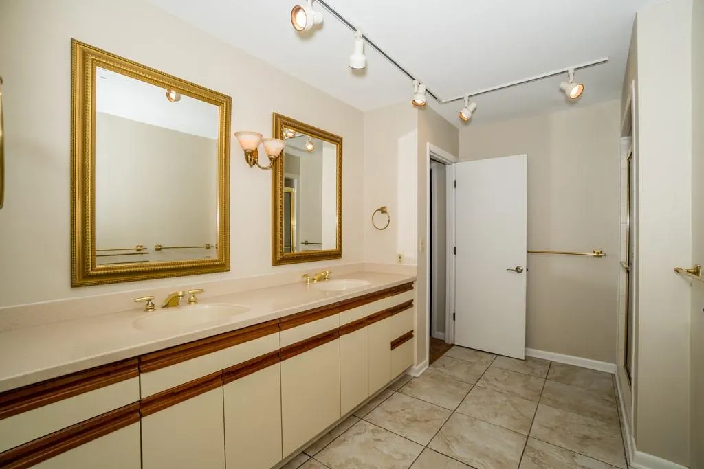 9380 Huntcliff Trace, Sandy Springs, Georgia 30350, 3 Bedrooms Bedrooms, ,2 BathroomsBathrooms,Residential,Sold,9380 Huntcliff Trace,6546883