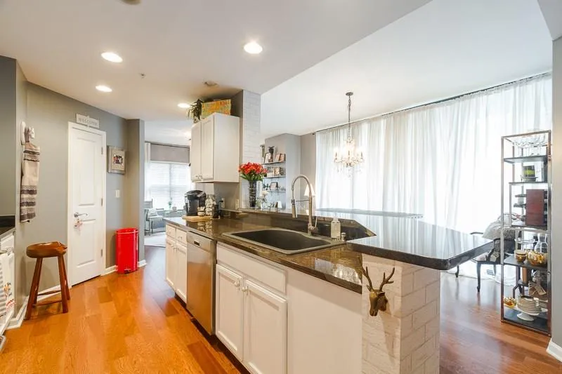 3040 Peachtree Road Nw Unit 703, Atlanta, Georgia 30305, 2 Bedrooms Bedrooms, ,2 BathroomsBathrooms,Residential,Sold,3040 Peachtree Road Nw Unit 703,5726873