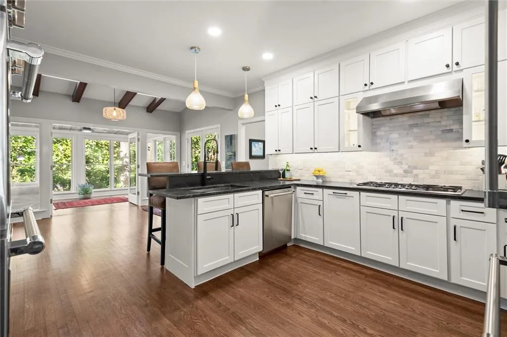 160 Wing Mill Road, Sandy Springs, Georgia 30350, 4 Bedrooms Bedrooms, ,3 BathroomsBathrooms,Residential,Sold,160 Wing Mill Road,7533446