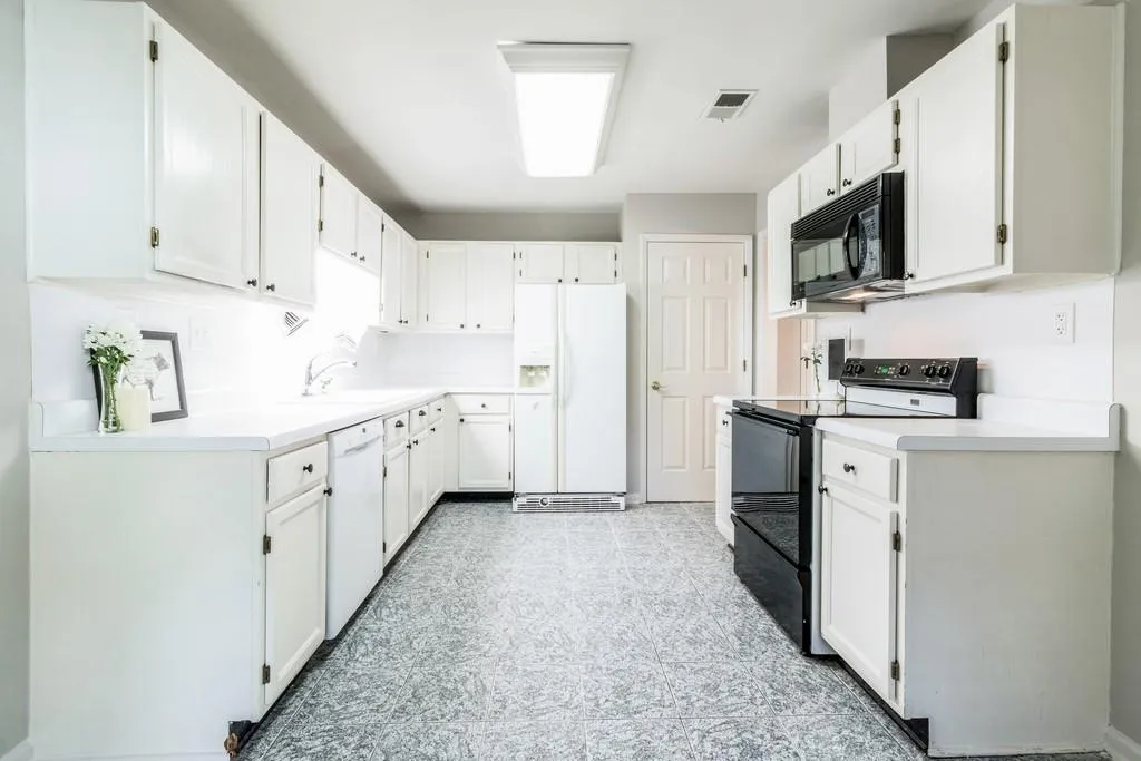 103 Garden Court, Atlanta, Georgia 30328, 3 Bedrooms Bedrooms, ,2 BathroomsBathrooms,Residential,Sold,103 Garden Court,6505982