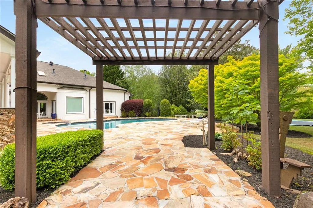 100 Dunwoody Creek Court, Sandy Springs, Georgia 30350, 5 Bedrooms Bedrooms, ,7 BathroomsBathrooms,Residential,Sold,100 Dunwoody Creek Court,7438880