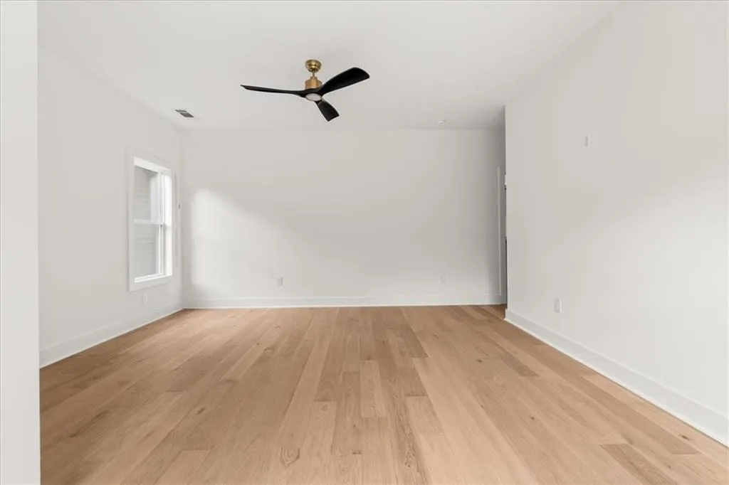 Unfurnished room featuring light wood-style flooring and ceiling fan