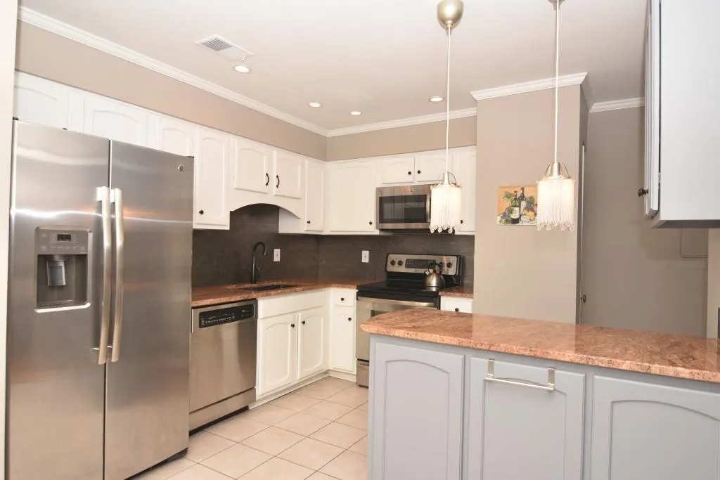 233 Peachtree Hollow Court Unit 233, Sandy Springs, Georgia 30328, 3 Bedrooms Bedrooms, ,2 BathroomsBathrooms,Residential,Sold,233 Peachtree Hollow Court Unit 233,5950810