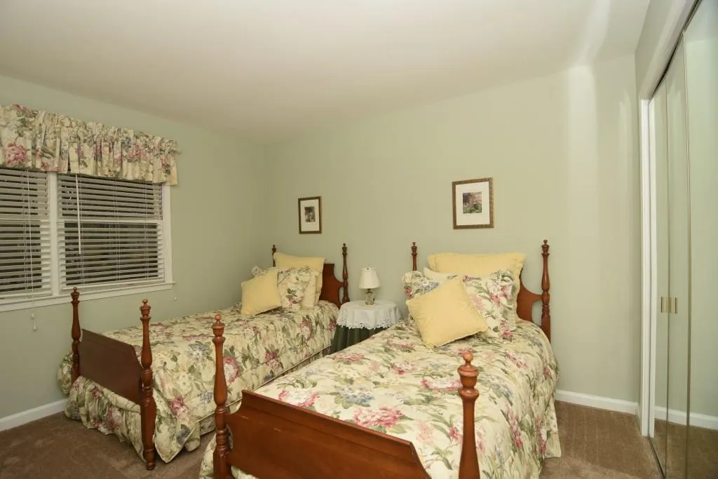233 Peachtree Hollow Court Unit 233, Sandy Springs, Georgia 30328, 3 Bedrooms Bedrooms, ,2 BathroomsBathrooms,Residential,Sold,233 Peachtree Hollow Court Unit 233,5950810