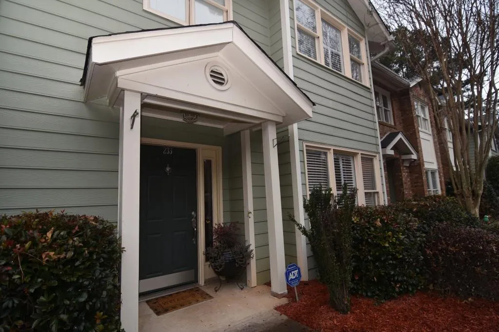 233 Peachtree Hollow Court Unit 233, Sandy Springs, Georgia 30328, 3 Bedrooms Bedrooms, ,2 BathroomsBathrooms,Residential,Sold,233 Peachtree Hollow Court Unit 233,5950810