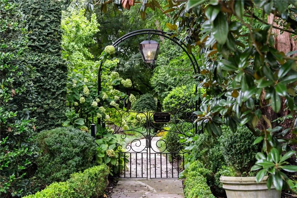 2288 Peachtree Road Nw Unit 15, Atlanta, Georgia 30309, 3 Bedrooms Bedrooms, ,3 BathroomsBathrooms,Residential,For Sale,2288 Peachtree Road Nw Unit 15,7625622