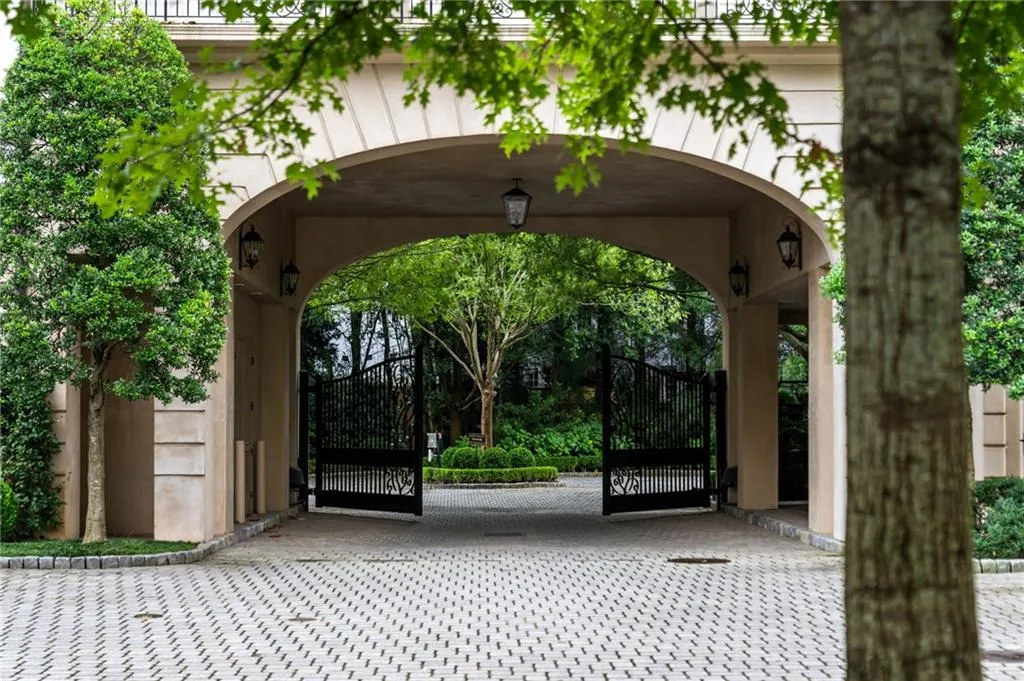 2288 Peachtree Road Nw Unit 15, Atlanta, Georgia 30309, 3 Bedrooms Bedrooms, ,3 BathroomsBathrooms,Residential,For Sale,2288 Peachtree Road Nw Unit 15,7625622