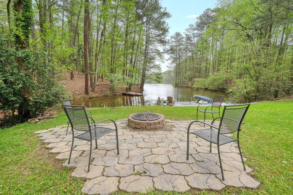 1553 Huntingdon Trail, Sandy Springs, Georgia 30350, 4 Bedrooms Bedrooms, ,3 BathroomsBathrooms,Residential,Sold,1553 Huntingdon Trail,7199258