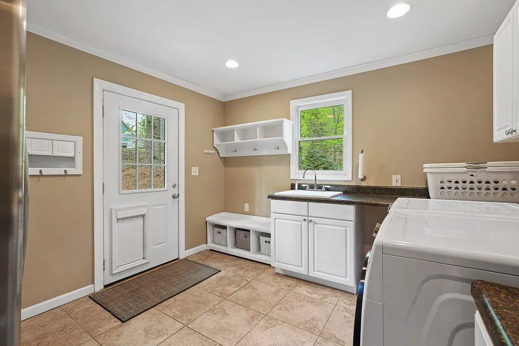 1553 Huntingdon Trail, Sandy Springs, Georgia 30350, 4 Bedrooms Bedrooms, ,3 BathroomsBathrooms,Residential,Sold,1553 Huntingdon Trail,7199258