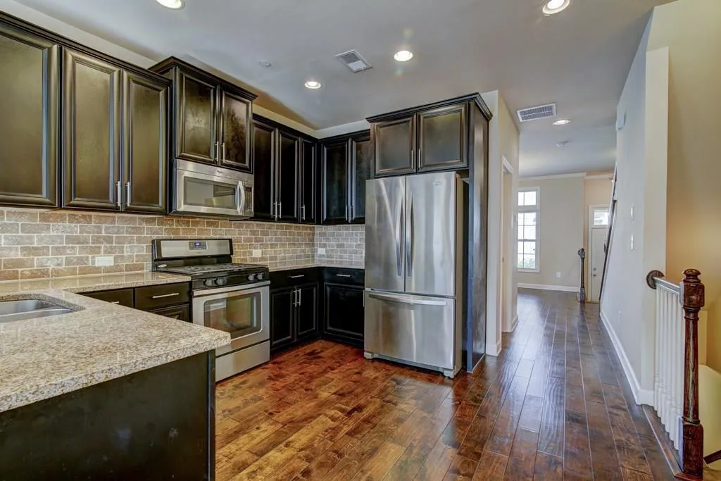 7475 Highland Bluff, Sandy Springs, Georgia 30328, 3 Bedrooms Bedrooms, ,3 BathroomsBathrooms,Residential,Sold,7475 Highland Bluff,6118938