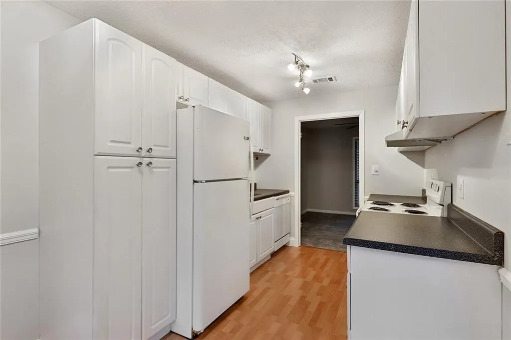 8740 Roswell Road Unit 4c, Sandy Springs, Georgia 30350, 2 Bedrooms Bedrooms, ,2 BathroomsBathrooms,Residential,Sold,8740 Roswell Road Unit 4c,6998585
