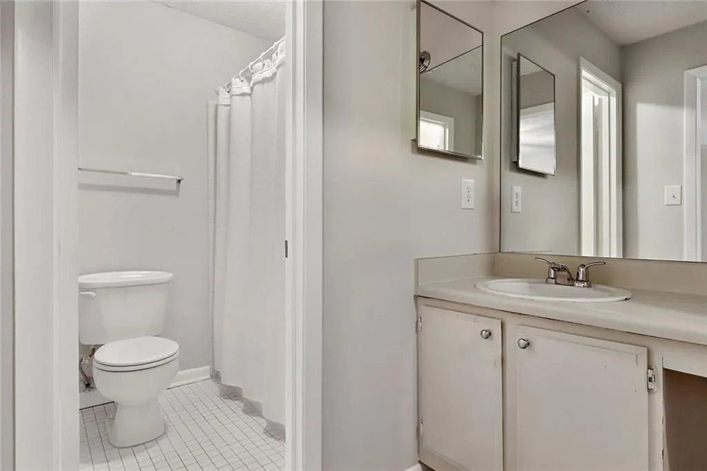 8740 Roswell Road Unit 4c, Sandy Springs, Georgia 30350, 2 Bedrooms Bedrooms, ,2 BathroomsBathrooms,Residential,Sold,8740 Roswell Road Unit 4c,6998585