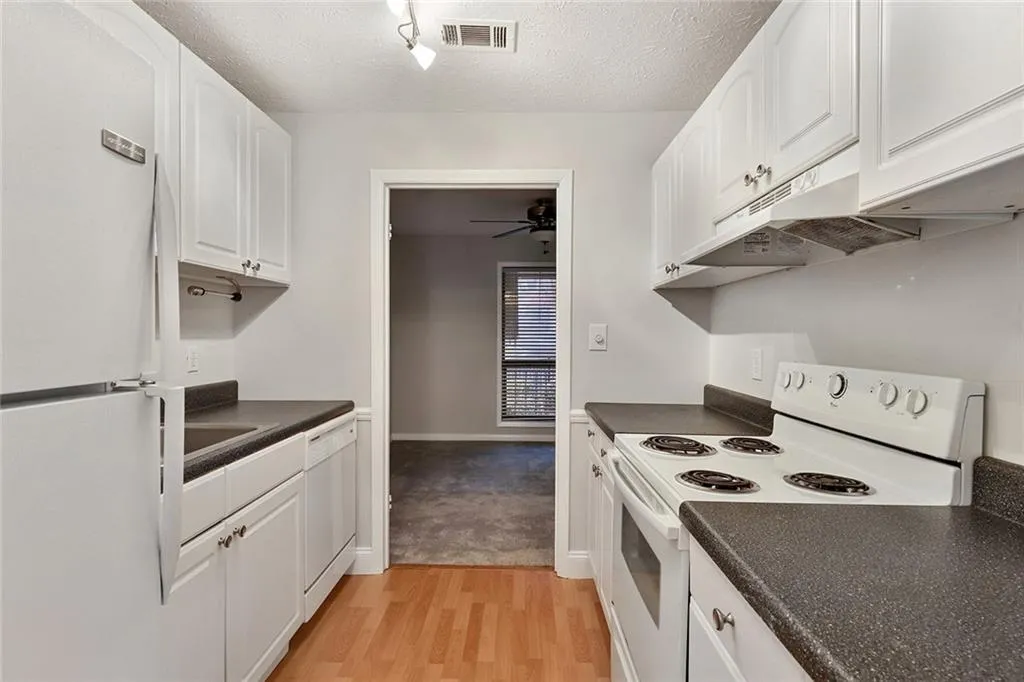 8740 Roswell Road Unit 4c, Sandy Springs, Georgia 30350, 2 Bedrooms Bedrooms, ,2 BathroomsBathrooms,Residential,Sold,8740 Roswell Road Unit 4c,6998585