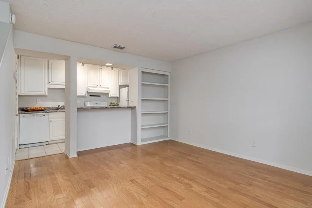 6822 Glenridge Drive Unit G, Sandy Springs, Georgia 30328, 1 Bedroom Bedrooms, ,1 BathroomBathrooms,Residential,Sold,6822 Glenridge Drive Unit G,6832875