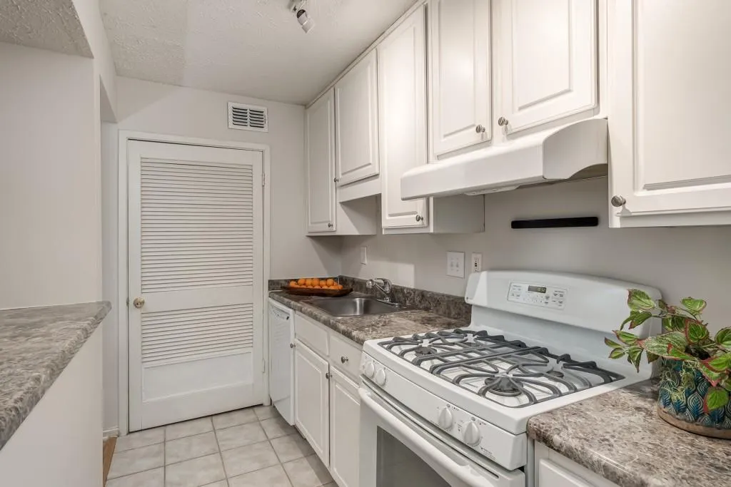 6822 Glenridge Drive Unit G, Sandy Springs, Georgia 30328, 1 Bedroom Bedrooms, ,1 BathroomBathrooms,Residential,Sold,6822 Glenridge Drive Unit G,6832875