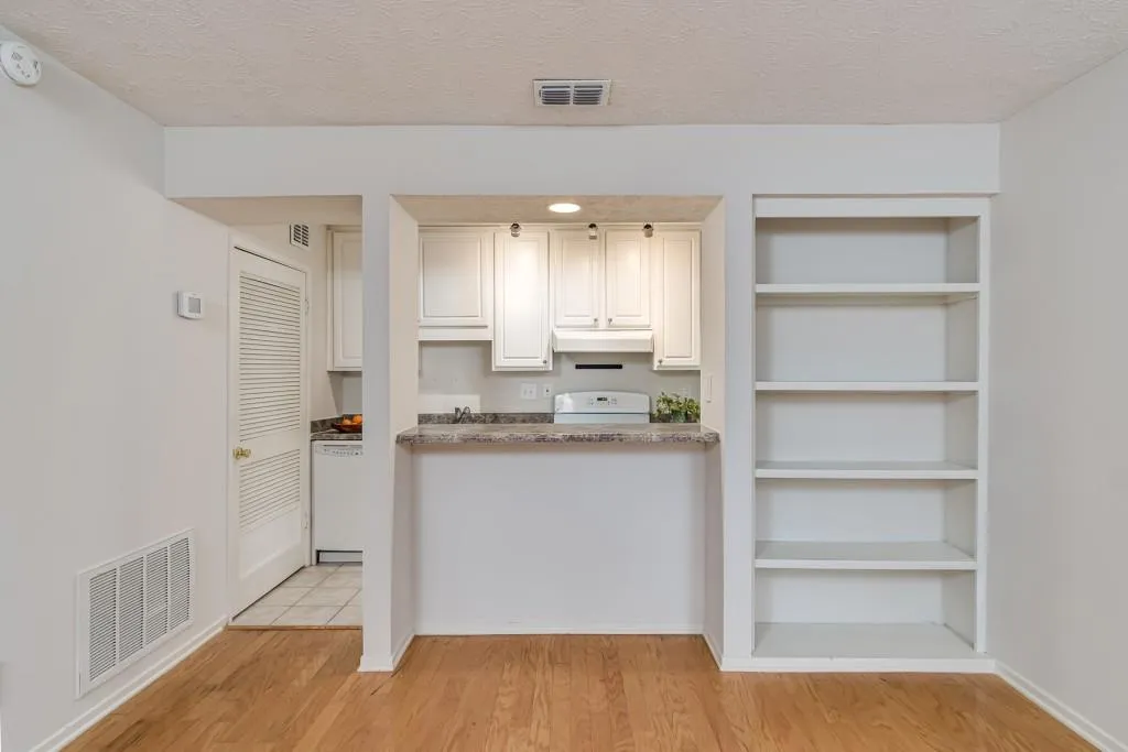 6822 Glenridge Drive Unit G, Sandy Springs, Georgia 30328, 1 Bedroom Bedrooms, ,1 BathroomBathrooms,Residential,Sold,6822 Glenridge Drive Unit G,6832875