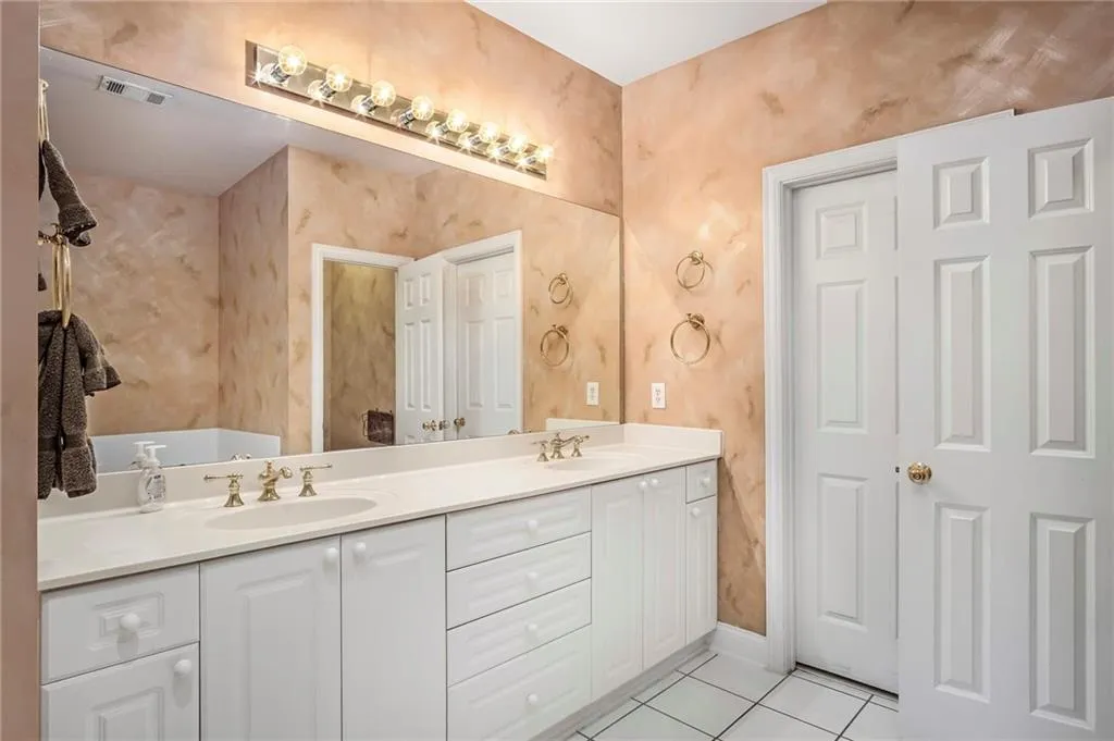207 Crossing Valley Lane, Sandy Springs, Georgia 30339, 3 Bedrooms Bedrooms, ,2 BathroomsBathrooms,Residential,Sold,207 Crossing Valley Lane,6841866