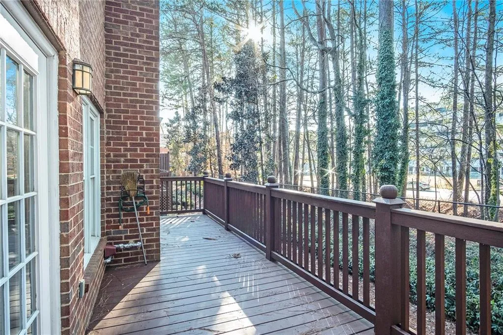 207 Crossing Valley Lane, Sandy Springs, Georgia 30339, 3 Bedrooms Bedrooms, ,2 BathroomsBathrooms,Residential,Sold,207 Crossing Valley Lane,6841866