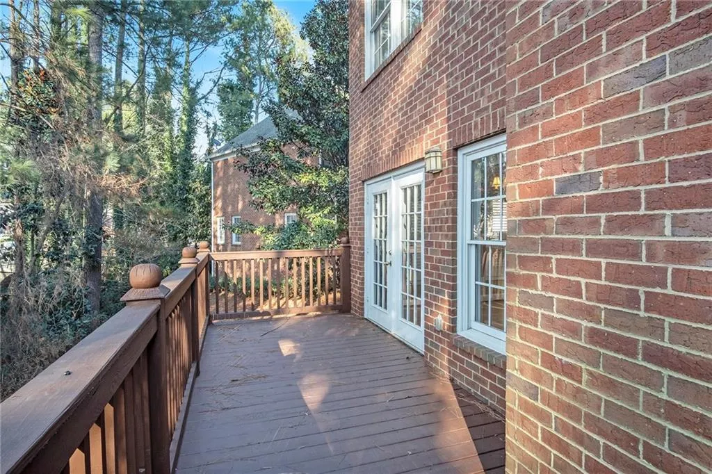 207 Crossing Valley Lane, Sandy Springs, Georgia 30339, 3 Bedrooms Bedrooms, ,2 BathroomsBathrooms,Residential,Sold,207 Crossing Valley Lane,6841866