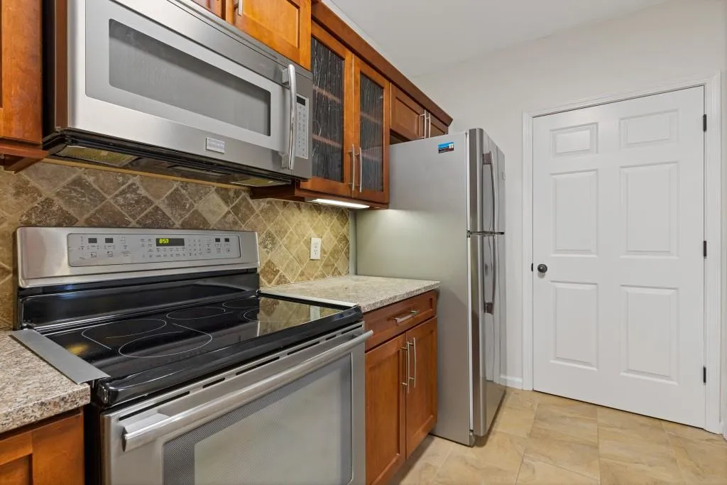 Kitchen, stainless appliances