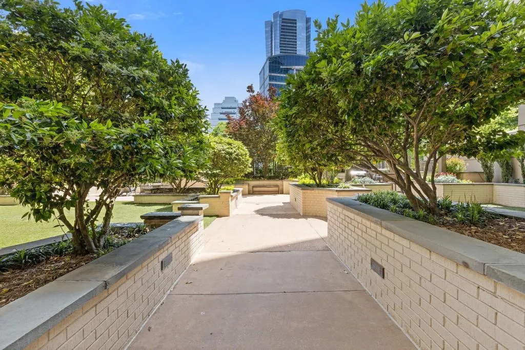 3334 Peachtree Road Ne Unit 101, Atlanta, Georgia 30326, 1 Bedroom Bedrooms, ,1 BathroomBathrooms,Residential,For Sale,3334 Peachtree Road Ne Unit 101,7573803