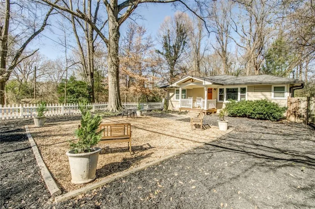 1911 La Dawn Lane Nw, Atlanta, Georgia 30318, 2 Bedrooms Bedrooms, ,1 BathroomBathrooms,Residential,Sold,1911 La Dawn Lane Nw,6124085