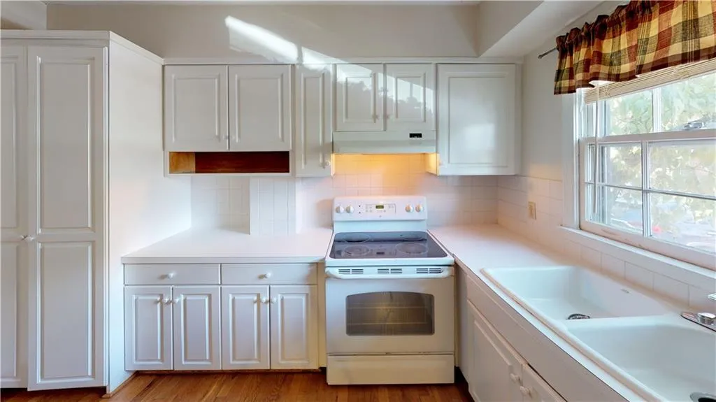 6700 Roswell Road Unit 26c, Sandy Springs, Georgia 30328, 2 Bedrooms Bedrooms, ,1 BathroomBathrooms,Residential,Sold,6700 Roswell Road Unit 26c,6797523