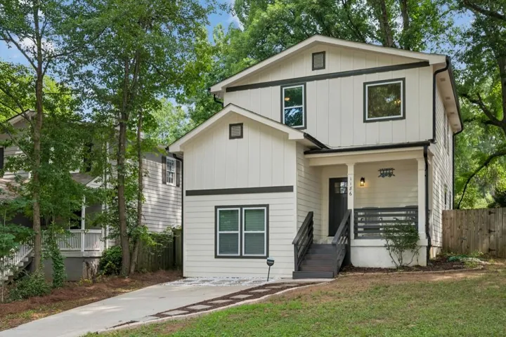 Stunning Craftsman Nestled In The Heart Of Woodland Hills!