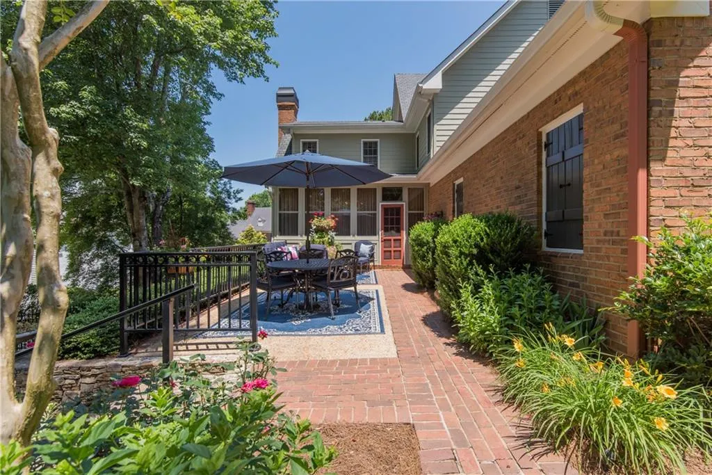 490 Tavern Circle, Sandy Springs, Georgia 30350, 4 Bedrooms Bedrooms, ,3 BathroomsBathrooms,Residential,Sold,490 Tavern Circle,6727128