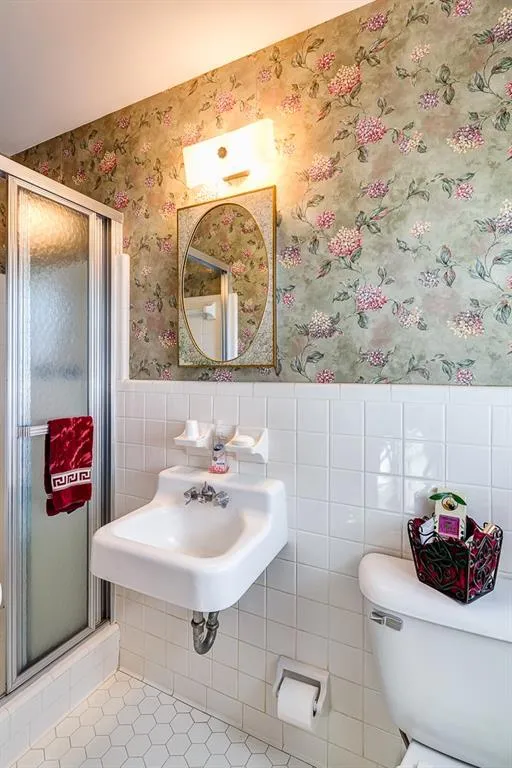 105 W Spalding Drive, Sandy Springs, Georgia 30328, 4 Bedrooms Bedrooms, ,3 BathroomsBathrooms,Residential,Sold,105 W Spalding Drive,5627822