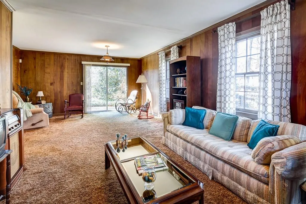 105 W Spalding Drive, Sandy Springs, Georgia 30328, 4 Bedrooms Bedrooms, ,3 BathroomsBathrooms,Residential,Sold,105 W Spalding Drive,5627822