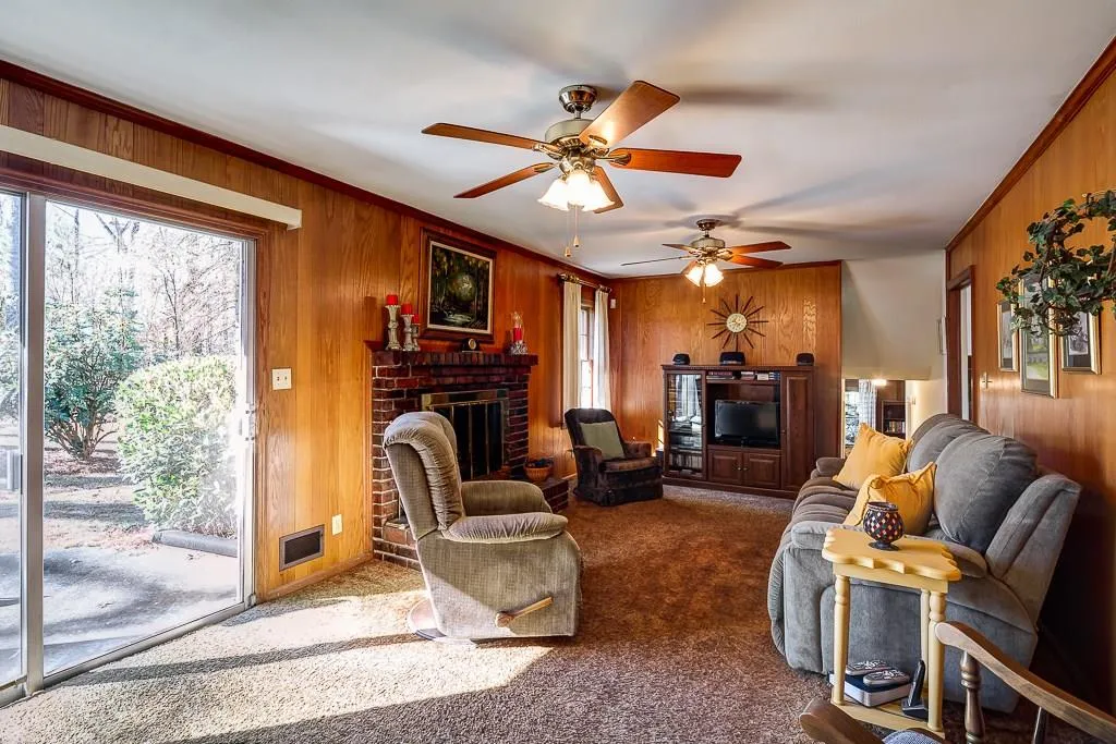 105 W Spalding Drive, Sandy Springs, Georgia 30328, 4 Bedrooms Bedrooms, ,3 BathroomsBathrooms,Residential,Sold,105 W Spalding Drive,5627822