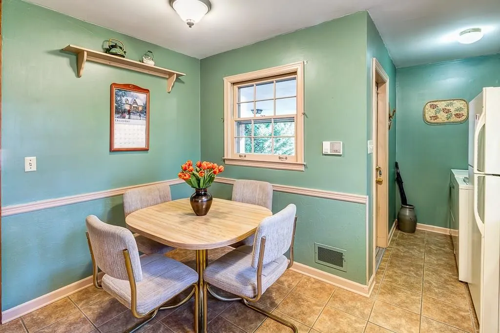 105 W Spalding Drive, Sandy Springs, Georgia 30328, 4 Bedrooms Bedrooms, ,3 BathroomsBathrooms,Residential,Sold,105 W Spalding Drive,5627822