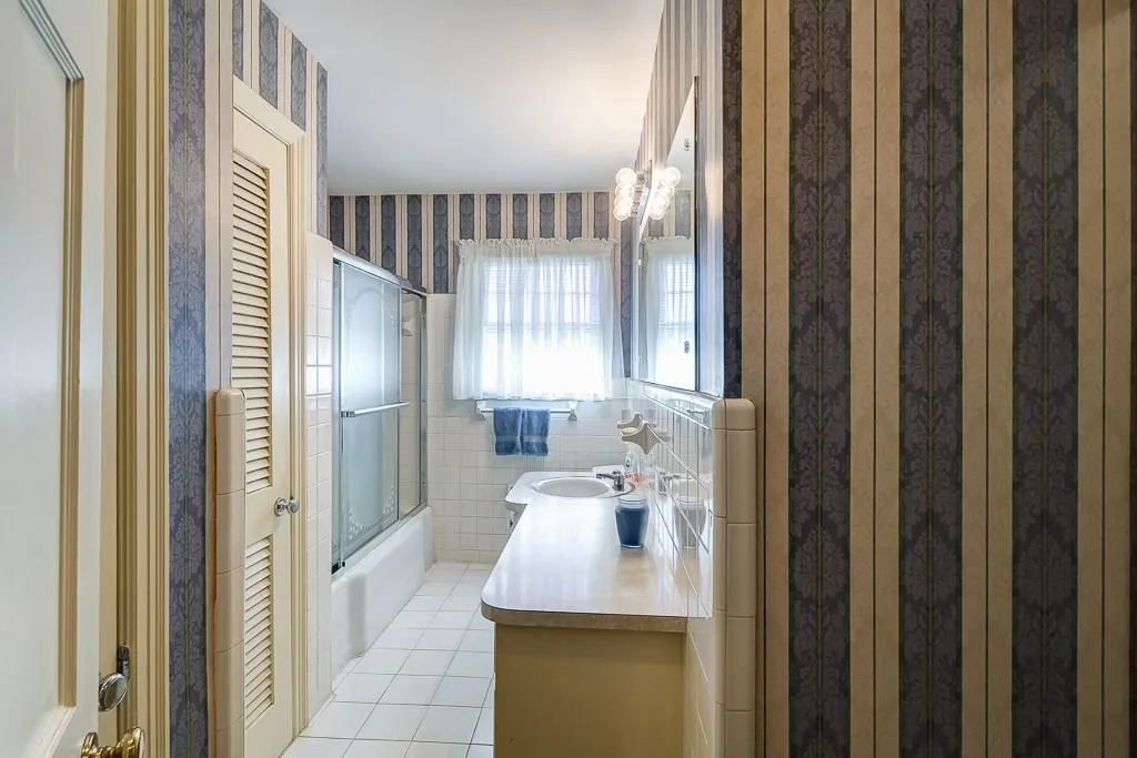 105 W Spalding Drive, Sandy Springs, Georgia 30328, 4 Bedrooms Bedrooms, ,3 BathroomsBathrooms,Residential,Sold,105 W Spalding Drive,5627822