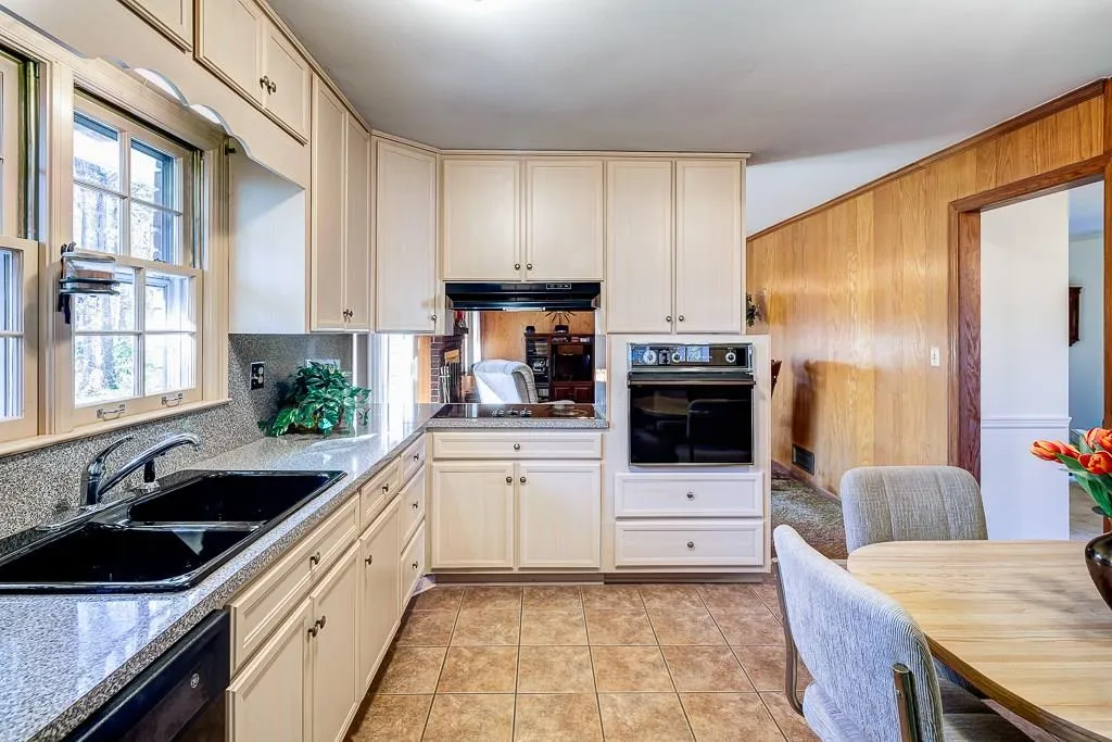 105 W Spalding Drive, Sandy Springs, Georgia 30328, 4 Bedrooms Bedrooms, ,3 BathroomsBathrooms,Residential,Sold,105 W Spalding Drive,5627822