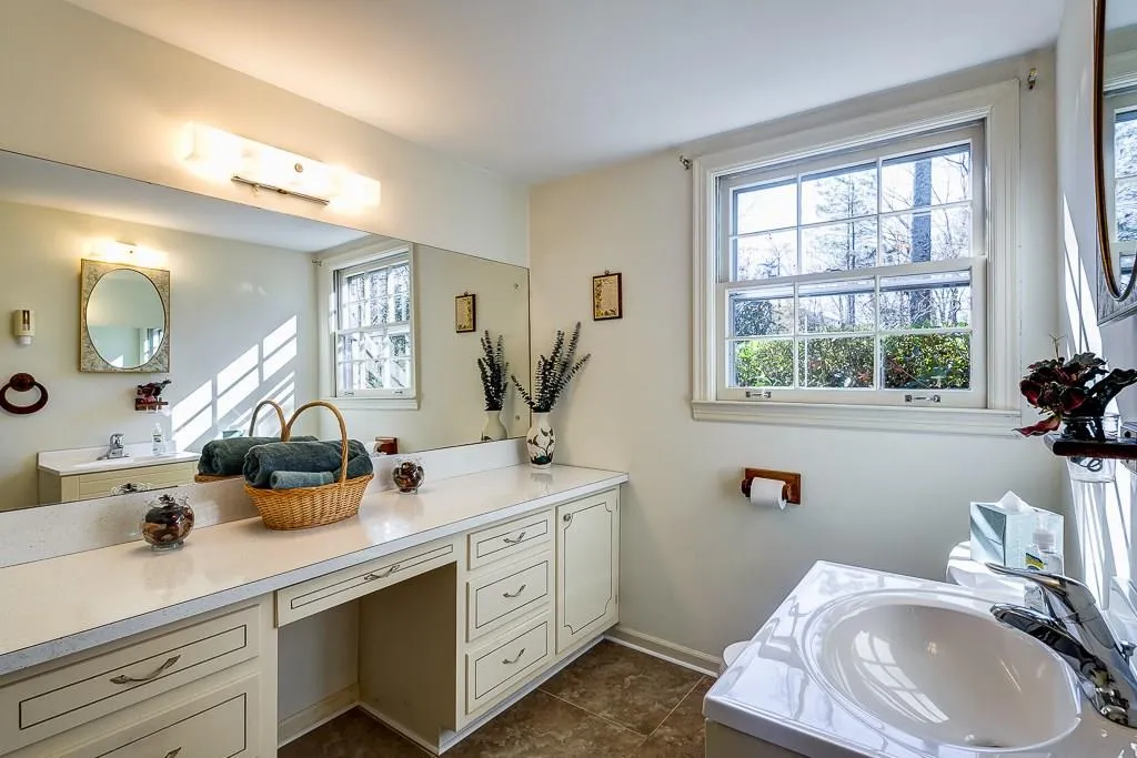 105 W Spalding Drive, Sandy Springs, Georgia 30328, 4 Bedrooms Bedrooms, ,3 BathroomsBathrooms,Residential,Sold,105 W Spalding Drive,5627822