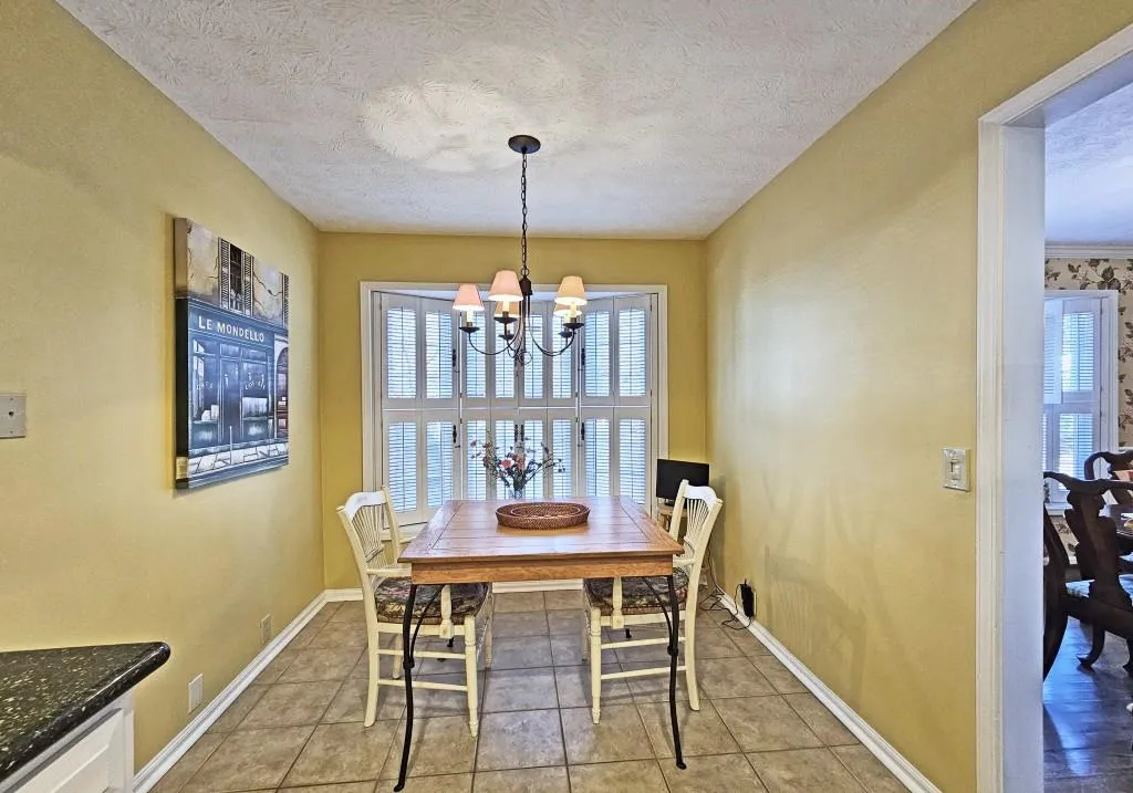 Charming eat-in Kitchen with Bay Window