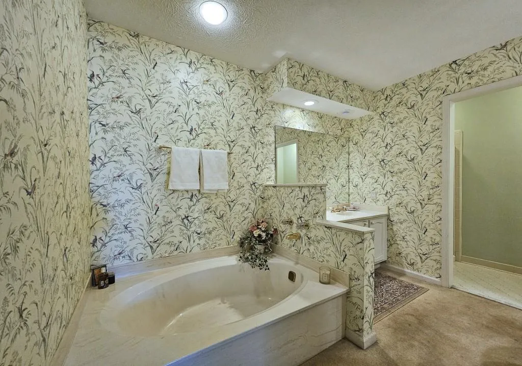 Primary Bath with separate Tub /shower