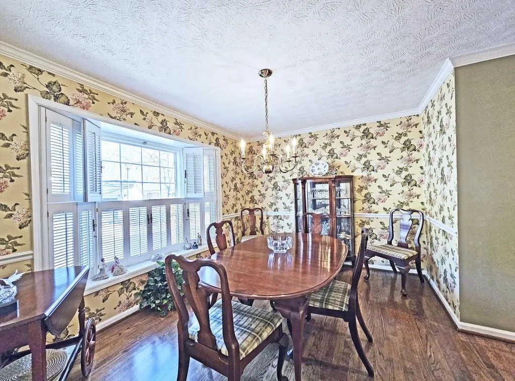 Light and Bright Dining Room with Bay Window