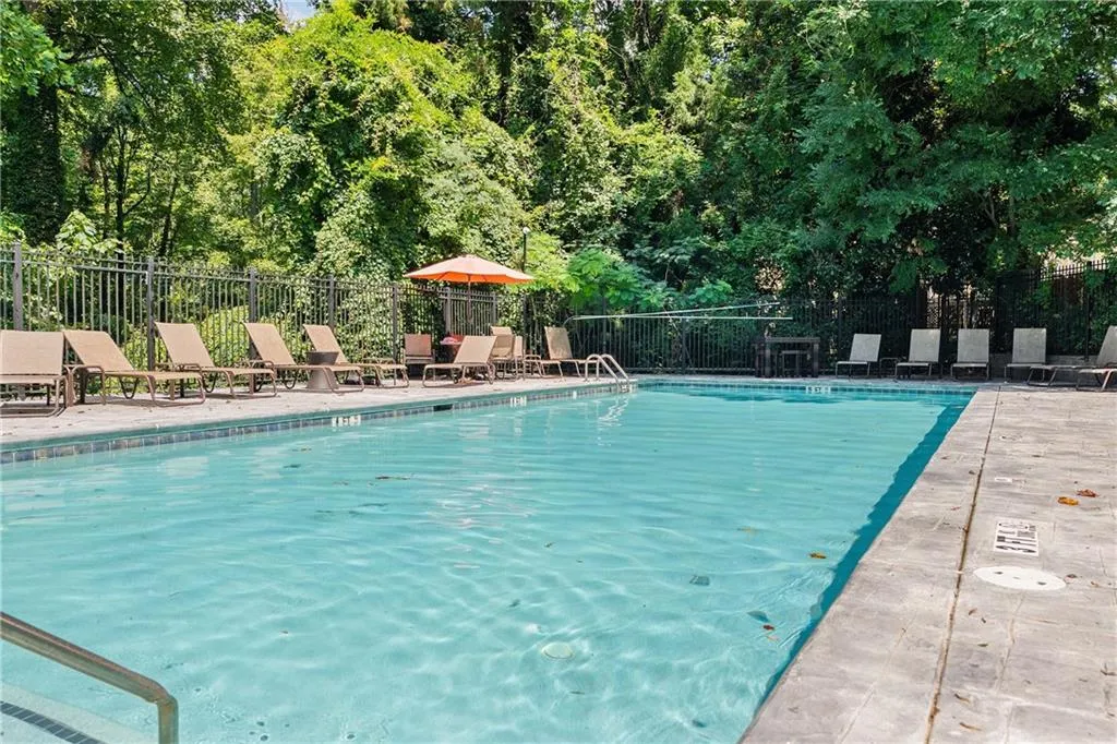 3235 Roswell Road Ne Unit 505, Atlanta, Georgia 30305, 2 Bedrooms Bedrooms, ,2 BathroomsBathrooms,Residential,For Sale,3235 Roswell Road Ne Unit 505,7635156