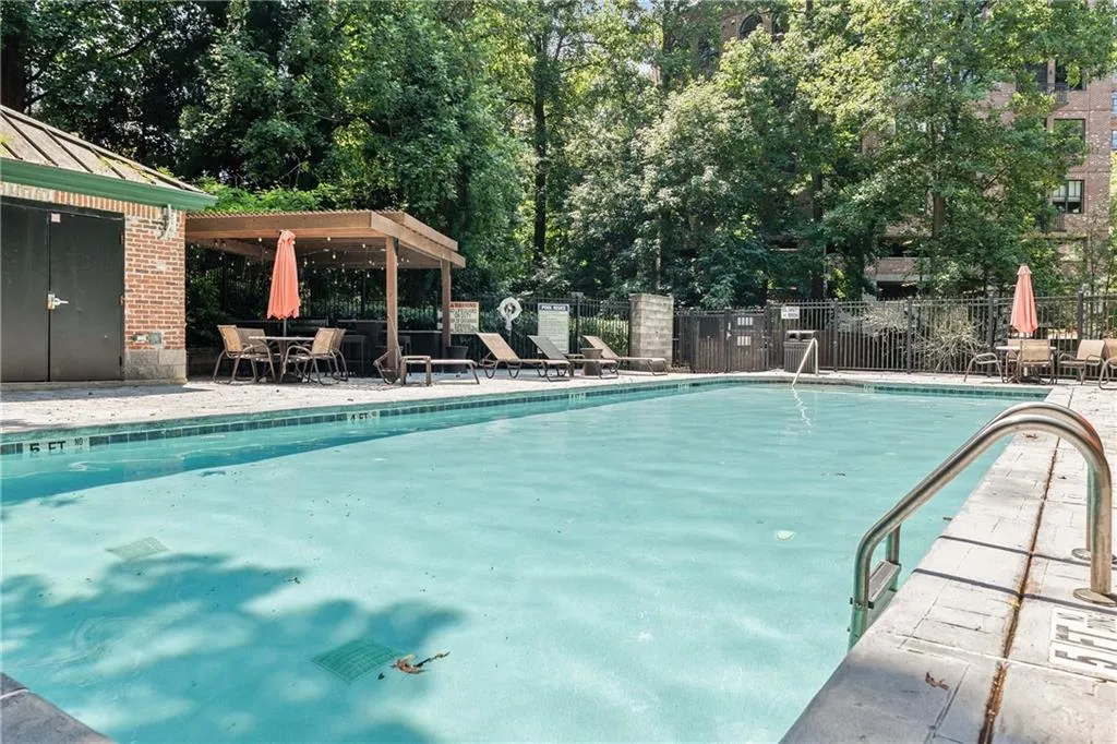 3235 Roswell Road Ne Unit 505, Atlanta, Georgia 30305, 2 Bedrooms Bedrooms, ,2 BathroomsBathrooms,Residential,For Sale,3235 Roswell Road Ne Unit 505,7635156