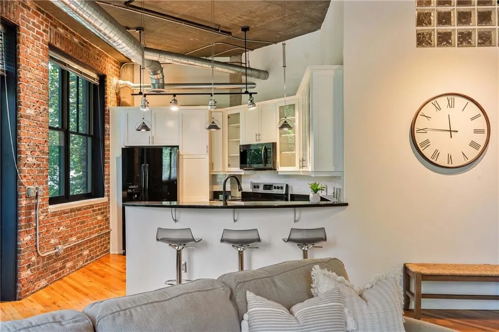 3235 Roswell Road Ne Unit 505, Atlanta, Georgia 30305, 2 Bedrooms Bedrooms, ,2 BathroomsBathrooms,Residential,For Sale,3235 Roswell Road Ne Unit 505,7635156