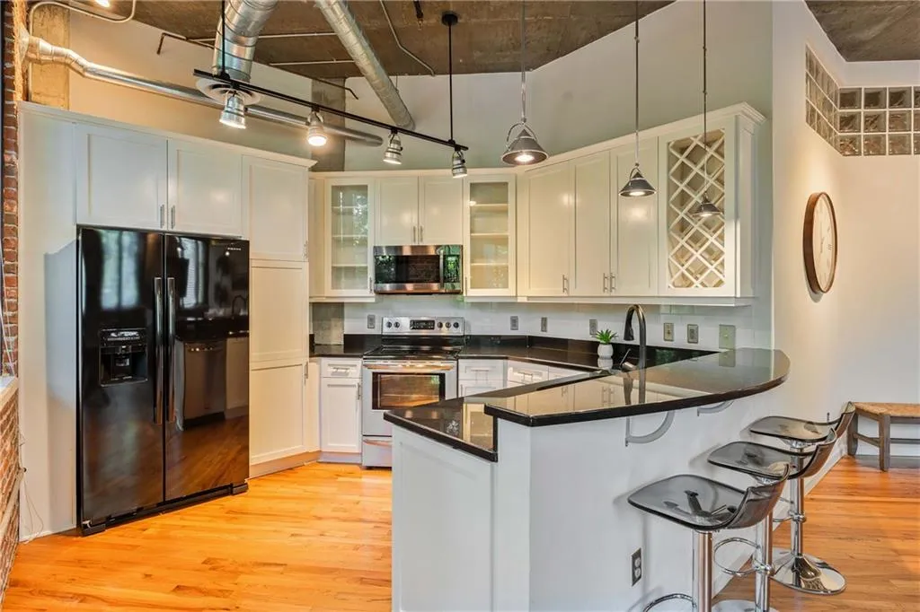 3235 Roswell Road Ne Unit 505, Atlanta, Georgia 30305, 2 Bedrooms Bedrooms, ,2 BathroomsBathrooms,Residential,For Sale,3235 Roswell Road Ne Unit 505,7635156