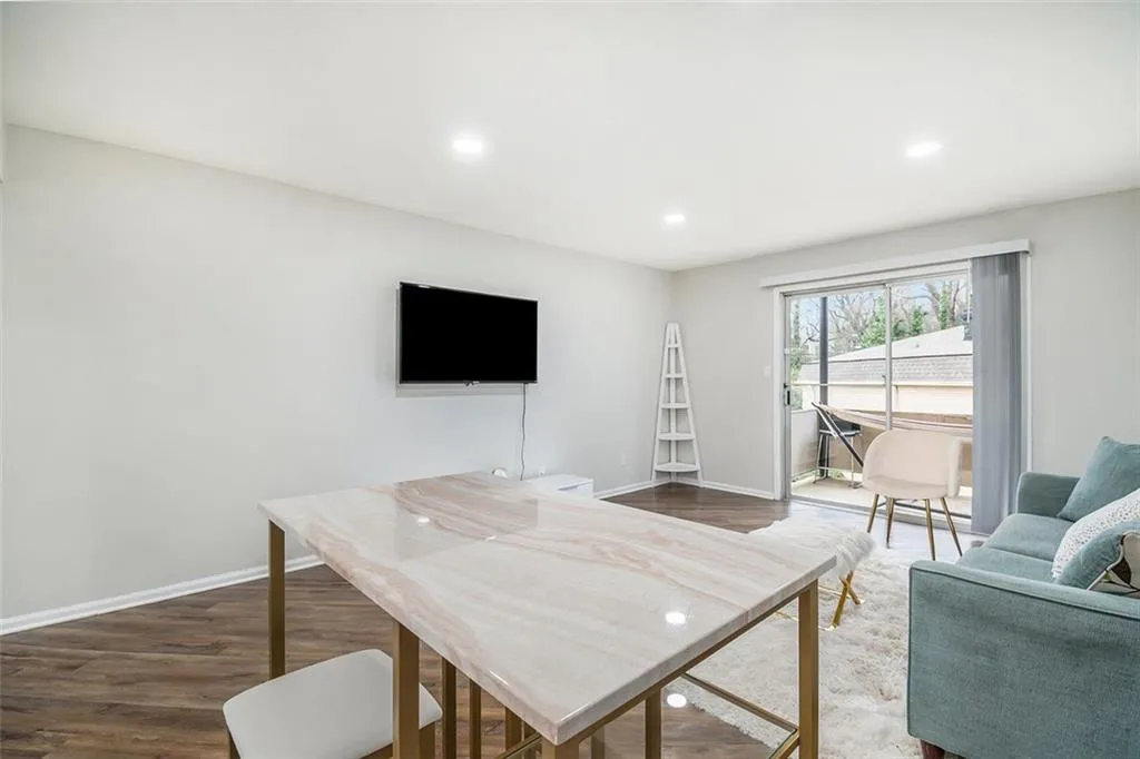 5400 Roswell Road Unit 6, Atlanta, Georgia 30342, 1 Bedroom Bedrooms, ,1 BathroomBathrooms,Residential,Sold,5400 Roswell Road Unit 6,7012454