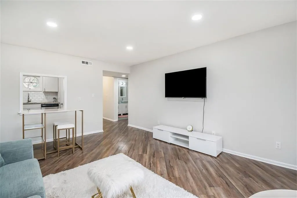 5400 Roswell Road Unit 6, Atlanta, Georgia 30342, 1 Bedroom Bedrooms, ,1 BathroomBathrooms,Residential,Sold,5400 Roswell Road Unit 6,7012454