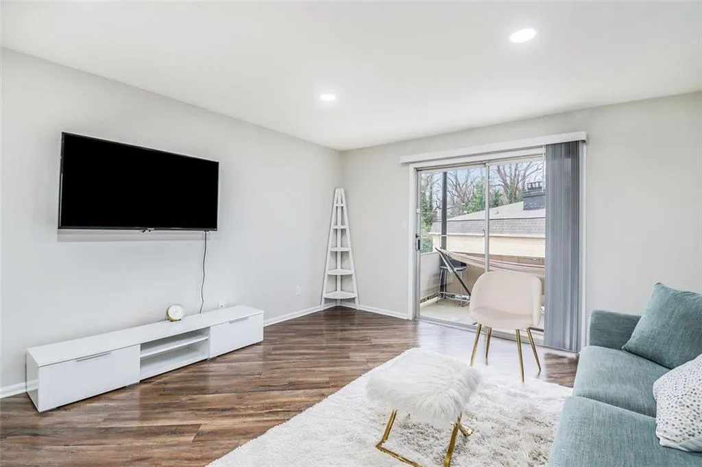 5400 Roswell Road Unit 6, Atlanta, Georgia 30342, 1 Bedroom Bedrooms, ,1 BathroomBathrooms,Residential,Sold,5400 Roswell Road Unit 6,7012454