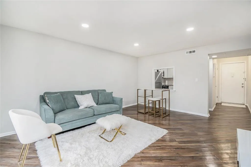 5400 Roswell Road Unit 6, Atlanta, Georgia 30342, 1 Bedroom Bedrooms, ,1 BathroomBathrooms,Residential,Sold,5400 Roswell Road Unit 6,7012454