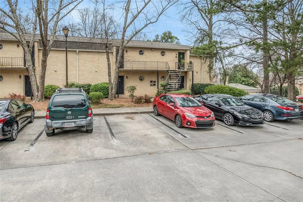5400 Roswell Road Unit 6, Atlanta, Georgia 30342, 1 Bedroom Bedrooms, ,1 BathroomBathrooms,Residential,Sold,5400 Roswell Road Unit 6,7012454